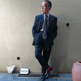 С чем носить темно-синий костюм в деловом стиле