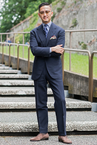 С чем носить темно-синий костюм в 30 лет