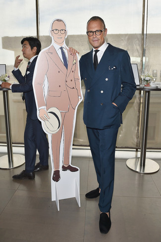 С чем носить темно-синий костюм за 40 лет