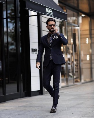 С чем носить темно-синий костюм за 40 лет