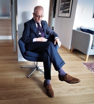 С чем носить темно-синий костюм за 40 лет