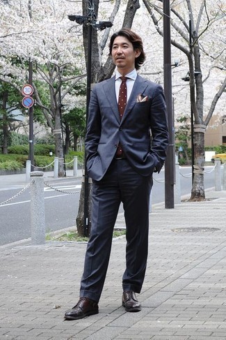 С чем носить темно-синий костюм за 40 лет