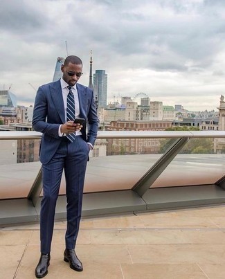 С чем носить темно-синий костюм весна