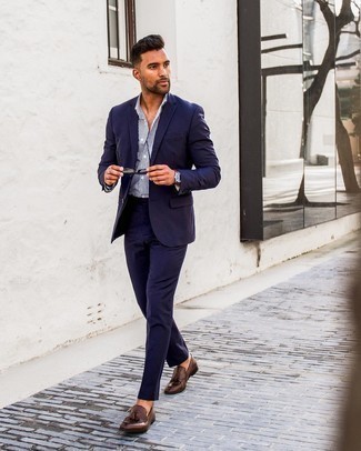 С чем носить темно-синий костюм лето