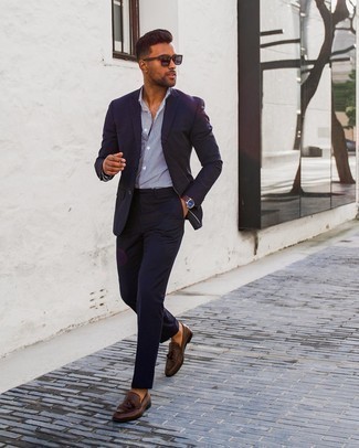 С чем носить темно-синий костюм лето