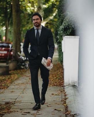 С чем носить темно-синий костюм осень
