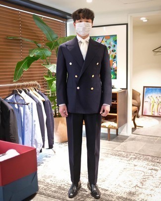 С чем носить темно-синий костюм лето