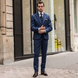 С чем носить темно-синий костюм лето