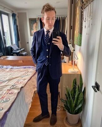 С чем носить темно-синий костюм