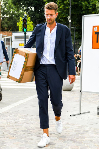 Какие низкие кеды носить с темно-синим костюмом