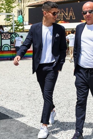 Какие низкие кеды носить с темно-синим костюмом
