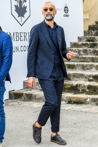 Какие низкие кеды носить с темно-синим костюмом