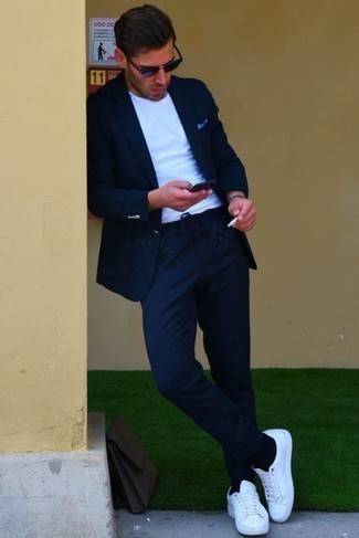 Какие низкие кеды носить с темно-синим костюмом