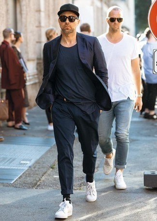 Какие низкие кеды носить с темно-синим костюмом