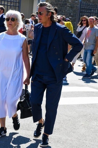 Какие низкие кеды носить с темно-синим костюмом