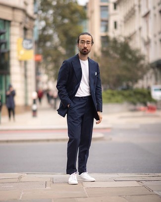 Какие низкие кеды носить с темно-синим костюмом