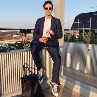 Какие низкие кеды носить с темно-синим костюмом