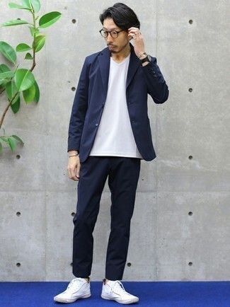 Какие низкие кеды носить с темно-синим костюмом