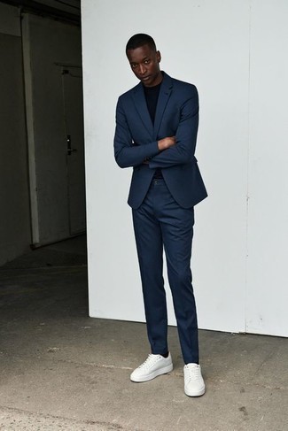 Какие низкие кеды носить с темно-синим костюмом