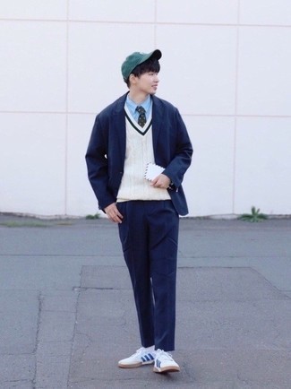 Какие низкие кеды носить с темно-синим костюмом