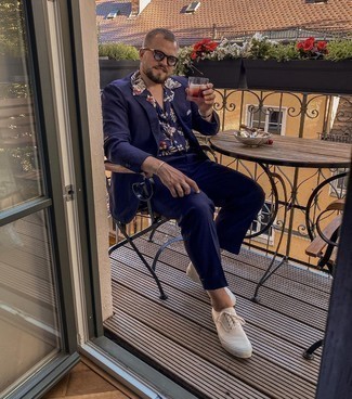 Какие низкие кеды носить с темно-синим костюмом