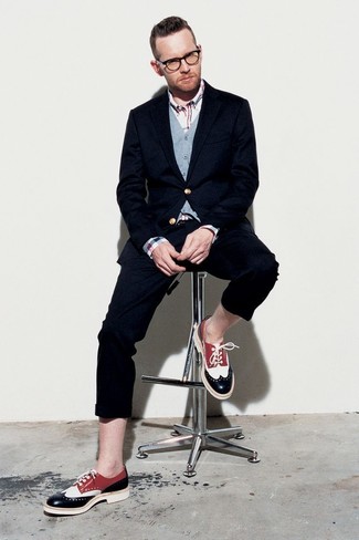 Как носить темно-синий костюм с разноцветными кожаными брогами