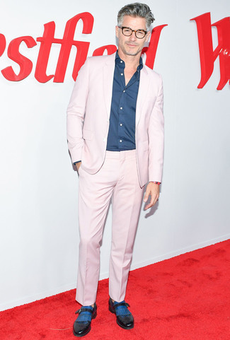 Как носить темно-синий костюм с темно-синими кожаными монками