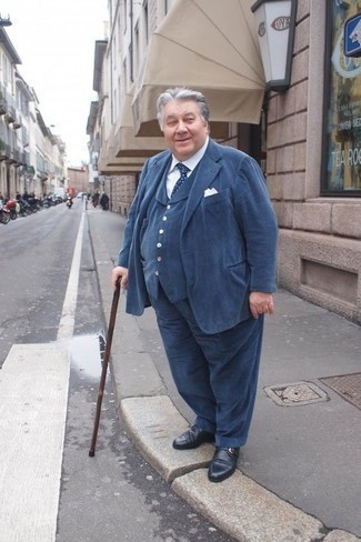 Как носить темно-синий костюм с темно-синими кожаными монками