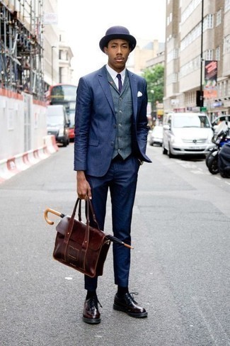 Как носить темно-синий костюм с темно-синим жилетом
