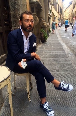 Какие футболки-поло носить с темно-синим костюмом