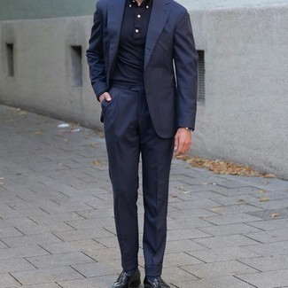 Какие свитеры с воротником поло носить с темно-синим костюмом