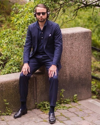 Какие свитеры с воротником поло носить с темно-синим костюмом