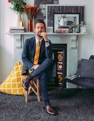 Как носить темно-синий костюм с красными кожаными лоферами