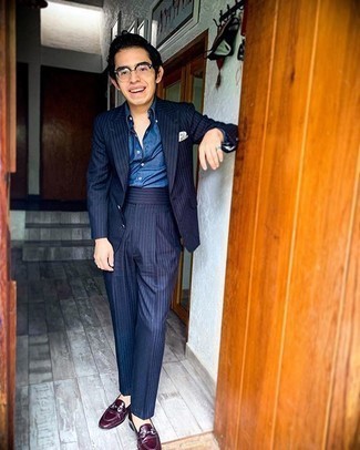 Как носить темно-синий костюм с красными кожаными лоферами