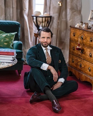 Как носить темно-синий костюм с красными кожаными лоферами