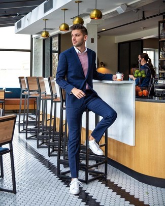 Какие трикотажные жилеты носить с темно-синим костюмом