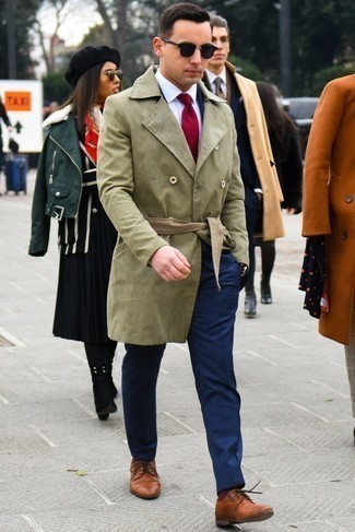 Какие плащи носить с темно-синим костюмом