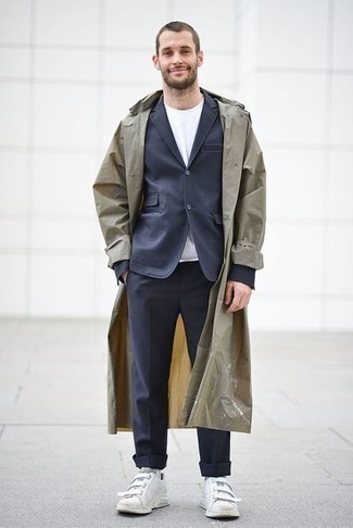 Какие плащи носить с темно-синим костюмом