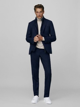 Какие водолазки носить с темно-синим костюмом