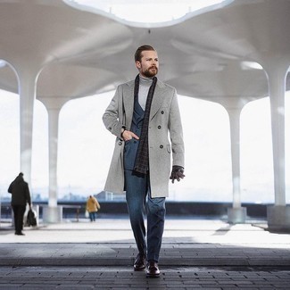 Какие водолазки носить с темно-синим костюмом