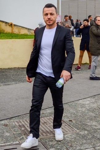 Как носить темно-синий костюм с белыми кожаными низкими кедами