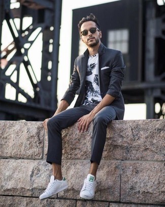 Как носить темно-синий костюм с белыми кожаными низкими кедами