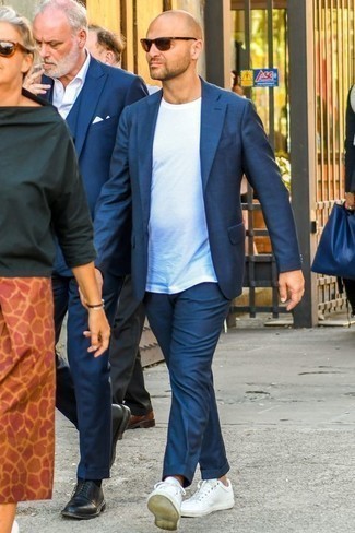 Как носить темно-синий костюм с белыми низкими кедами