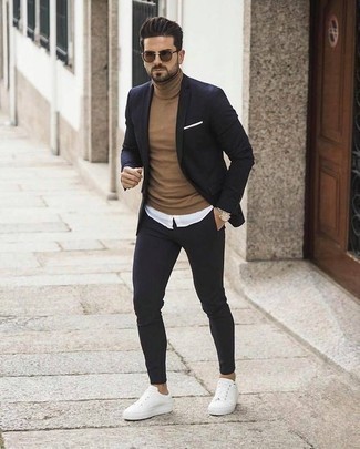 Как носить темно-синий костюм с белыми низкими кедами