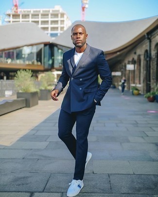 Как носить темно-синий костюм с белыми низкими кедами
