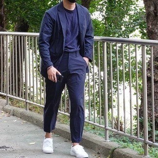 Как носить темно-синий костюм с белыми низкими кедами