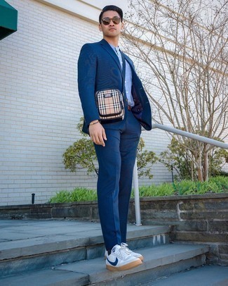 Как носить темно-синий костюм с белыми низкими кедами