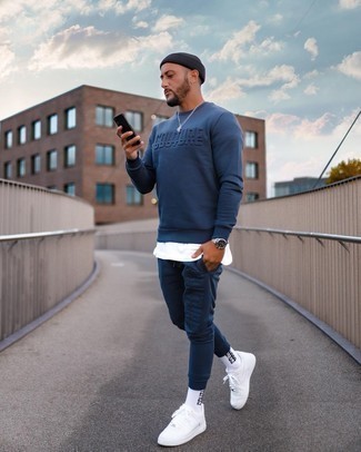 Как носить темно-синий костюм с белыми низкими кедами