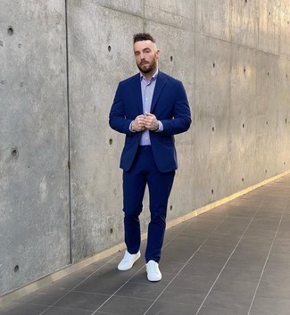 Как носить темно-синий костюм с белыми низкими кедами