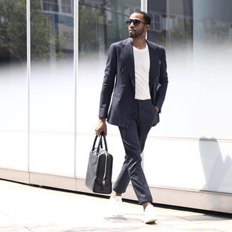 Как носить темно-синий костюм с белыми низкими кедами